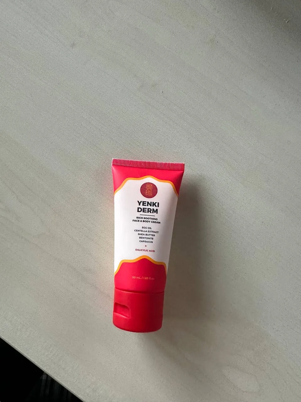 Tubo de Yenki Derm visto desde arriba con la lista de ingredientes del frente